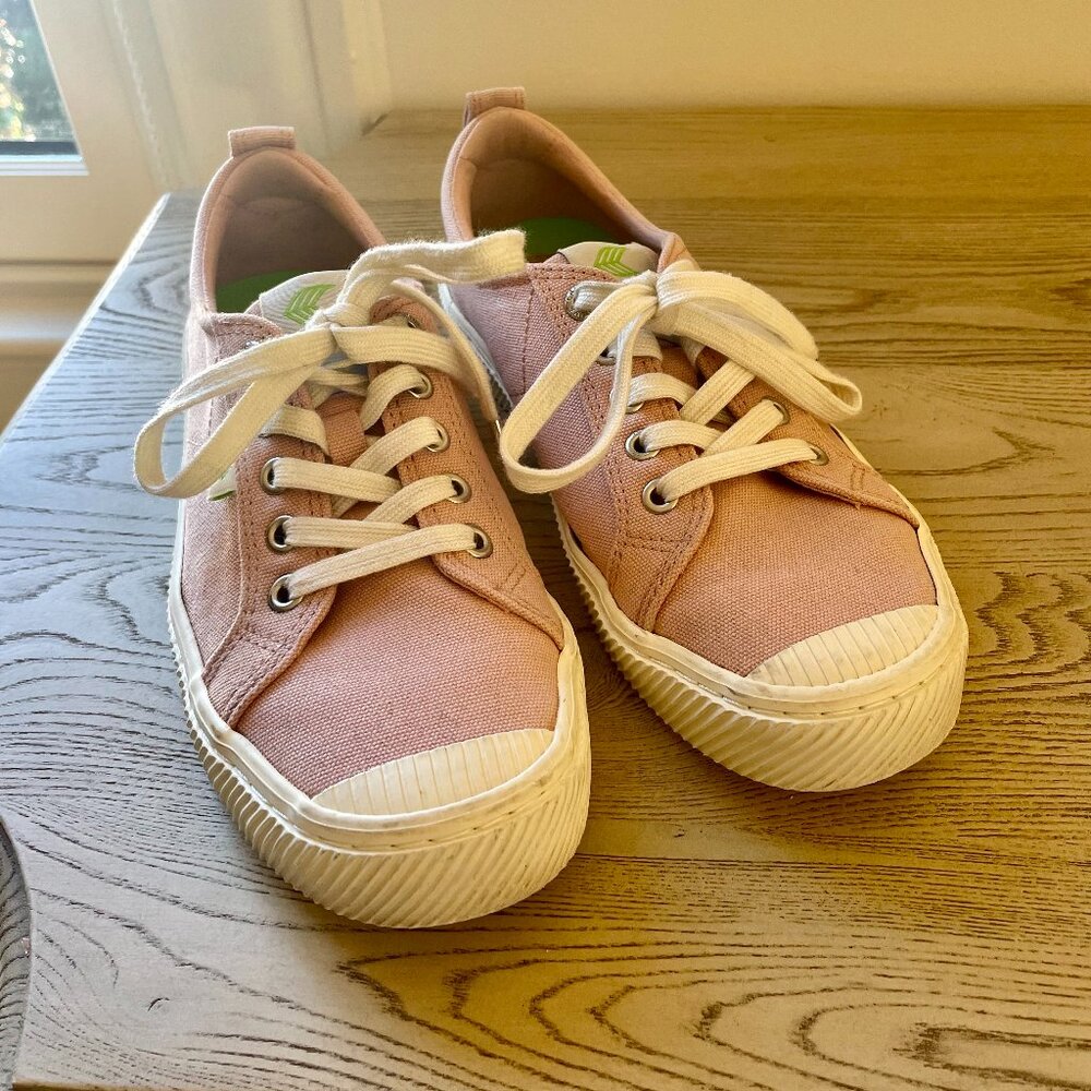 Cariuma OCA Low Canvas Sneaker in Rose Red